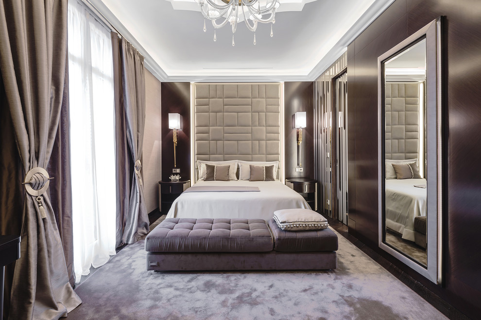 ニースにあるトランジショナルスタイルのおしゃれな寝室 (茶色い壁、カーペット敷き、紫の床、グレーとブラウン) のレイアウト