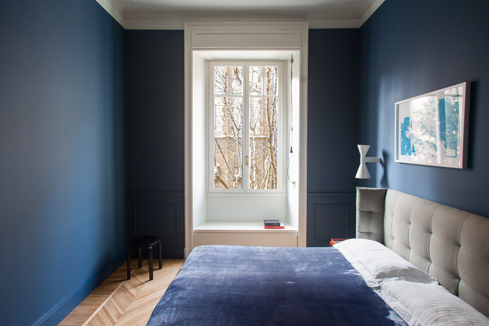 Foto di una camera matrimoniale scandinava di medie dimensioni con pareti blu, parquet chiaro e pavimento beige