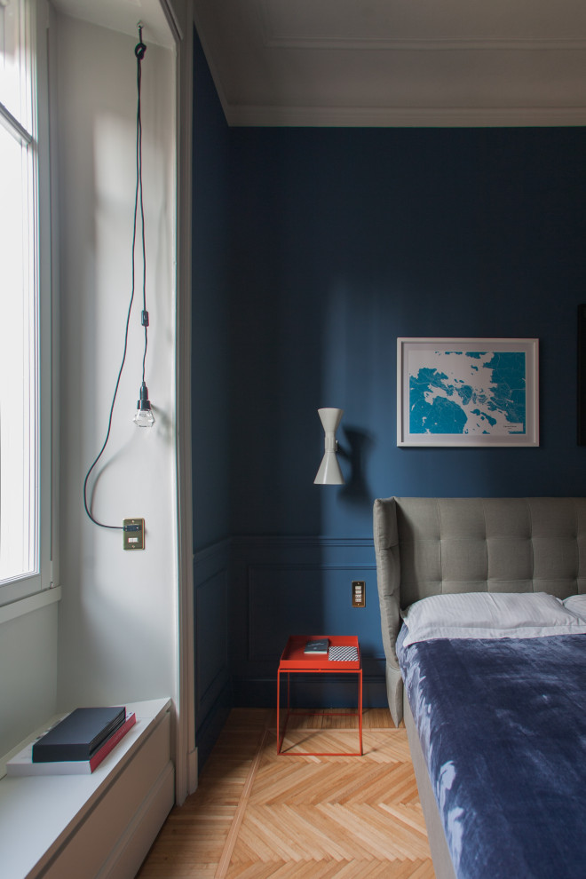 Bild på ett mellanstort minimalistiskt huvudsovrum, med blå väggar, ljust trägolv och beiget golv