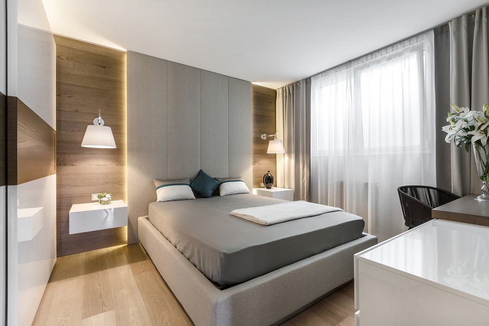 Modernes Schlafzimmer ohne Kamin mit hellem Holzboden in Sonstige