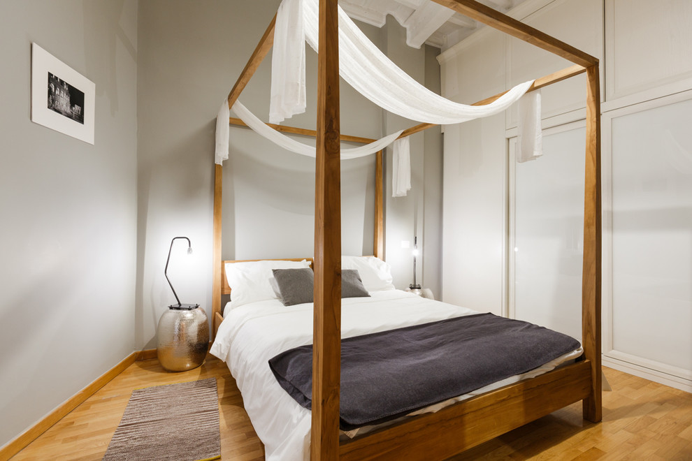 Свежая идея для дизайна: маленькая хозяйская спальня в стиле модернизм с серыми стенами и паркетным полом среднего тона для на участке и в саду - отличное фото интерьера