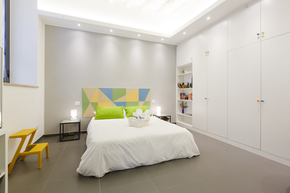 Idee per una camera da letto minimal con pareti grigie e pavimento in gres porcellanato