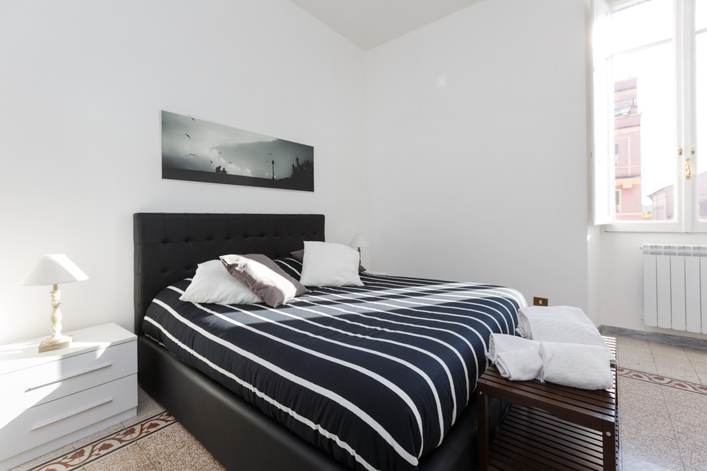 На фото: хозяйская спальня среднего размера в современном стиле с белыми стенами с