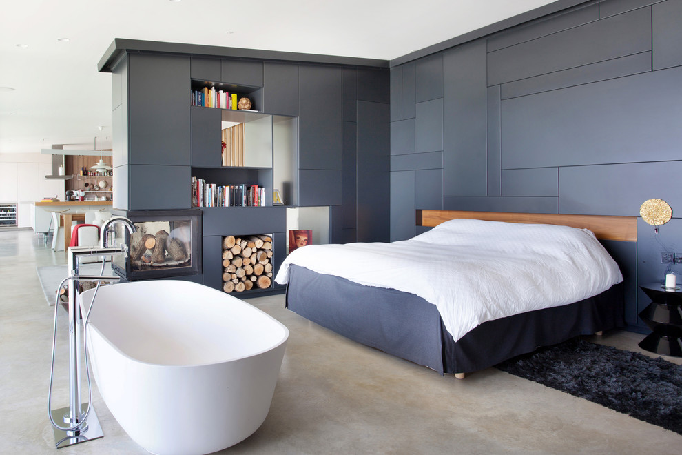 Идея дизайна: огромная спальня в стиле лофт с мраморным полом
