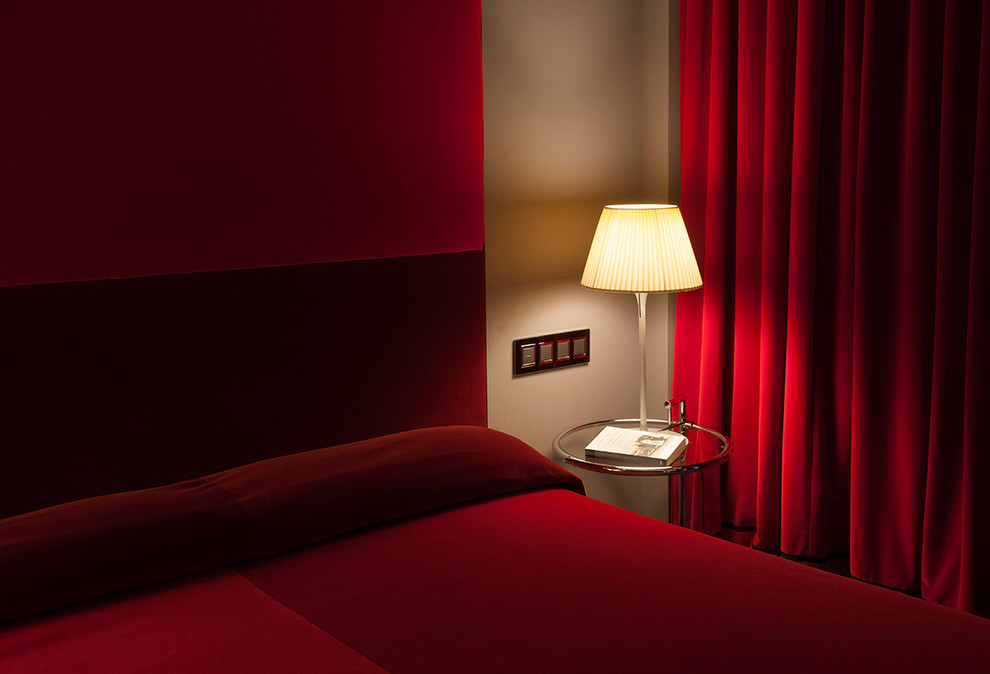 フィレンツェにあるモダンスタイルのおしゃれな寝室のインテリア