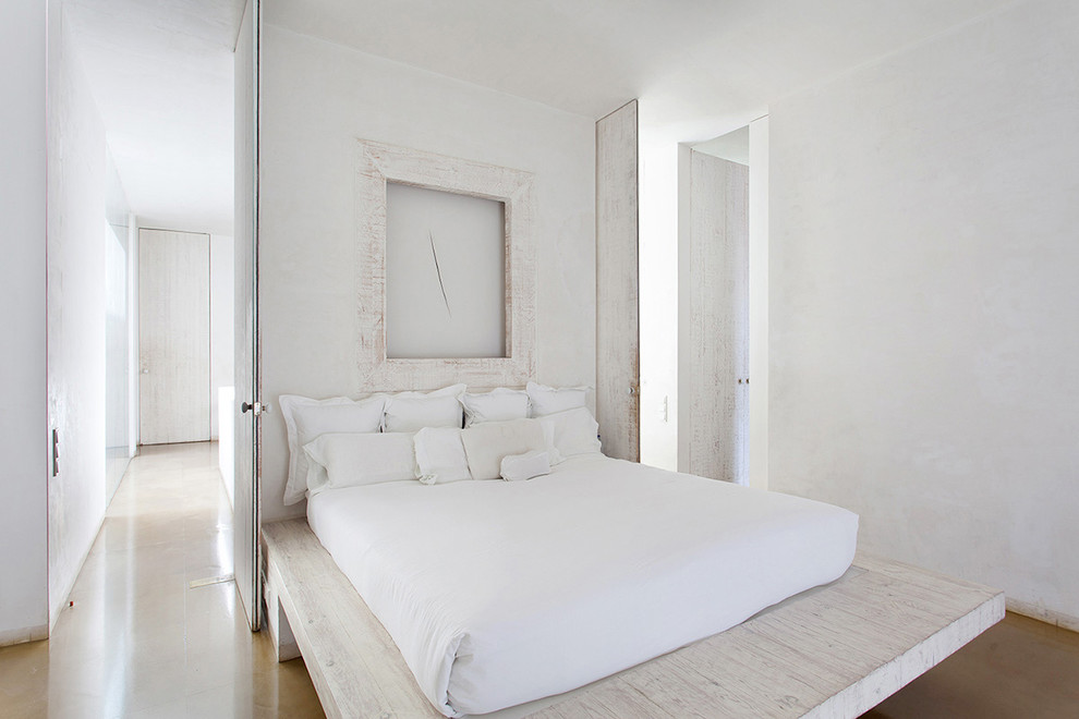 Cette image montre une grande chambre parentale style shabby chic avec un mur blanc.