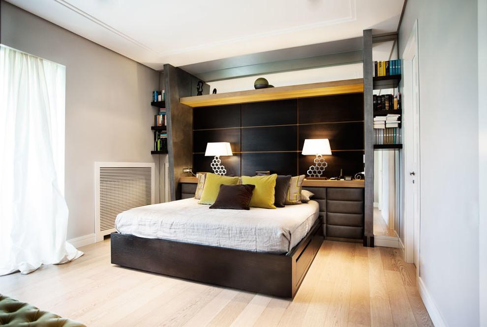 На фото: хозяйская спальня среднего размера в современном стиле с серыми стенами и светлым паркетным полом