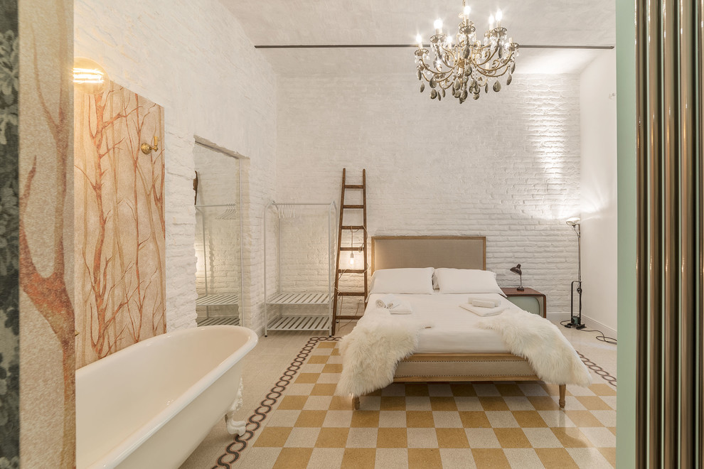 Пример оригинального дизайна: хозяйская спальня в стиле фьюжн с белыми стенами и оранжевым полом