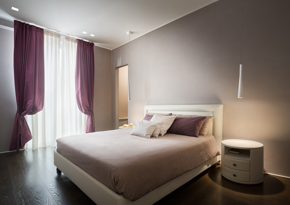 Идея дизайна: спальня в современном стиле с серыми стенами и темным паркетным полом