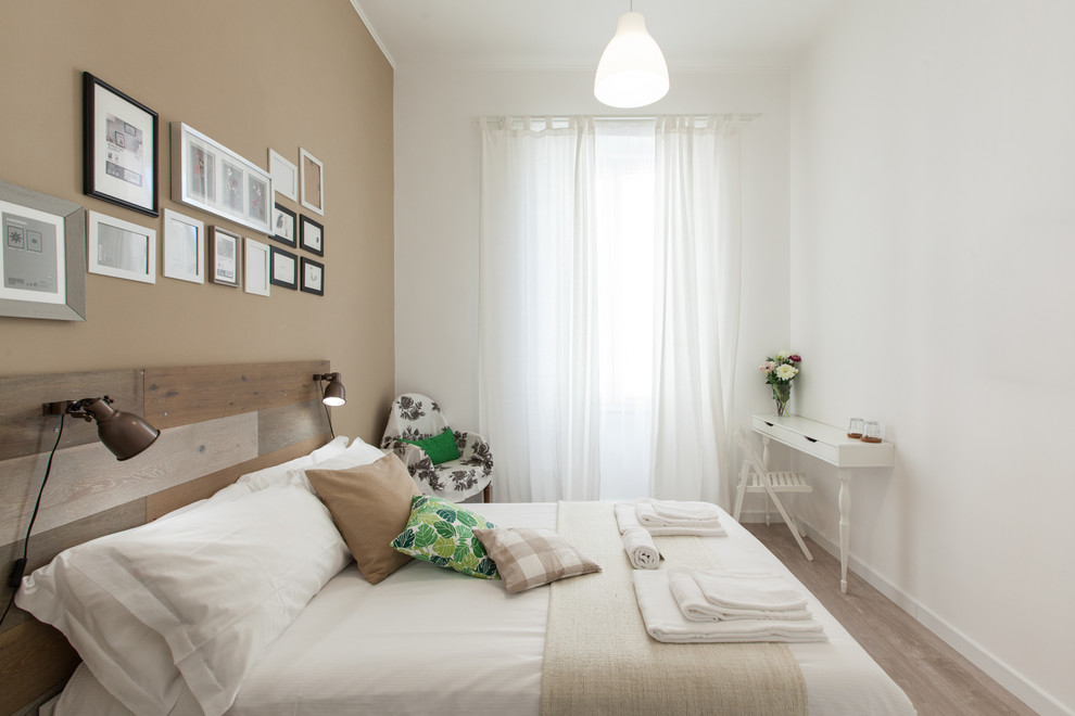 Foto de dormitorio principal romántico de tamaño medio sin chimenea con paredes blancas, suelo de madera en tonos medios y suelo marrón