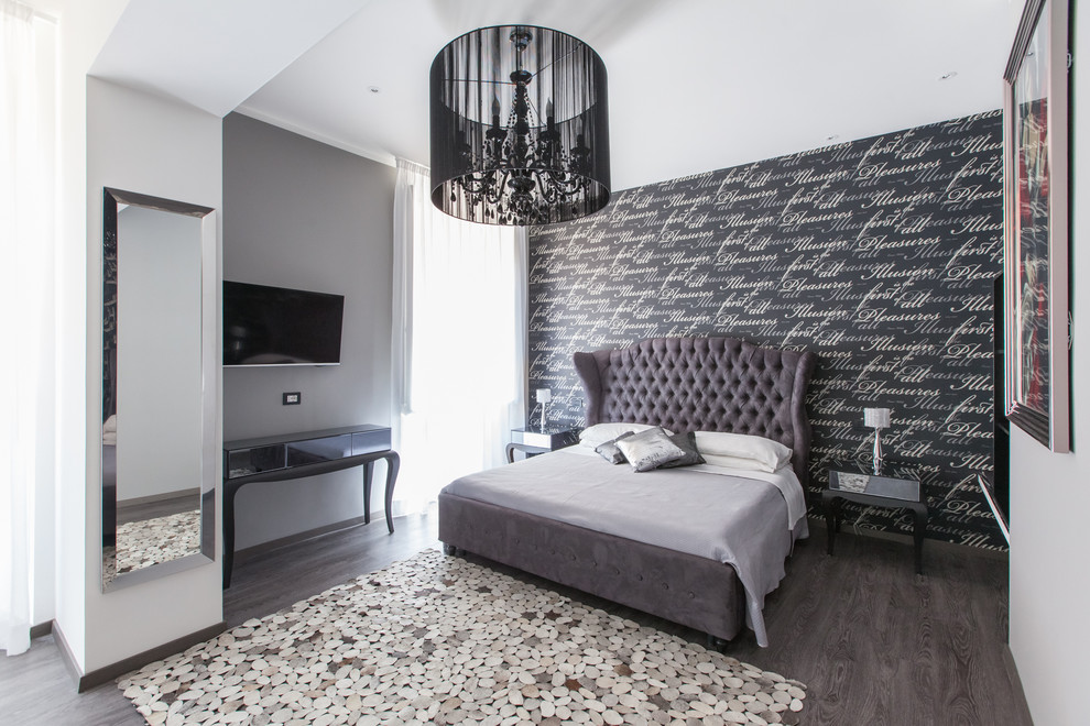 Foto de dormitorio principal actual sin chimenea con paredes multicolor, suelo de madera pintada y suelo gris