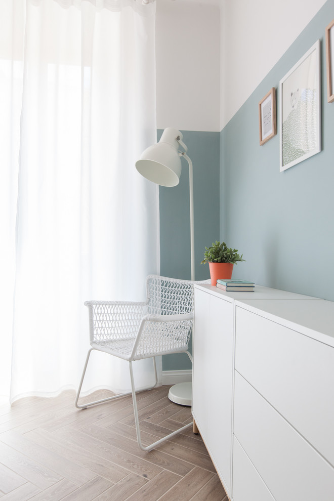 Foto di una camera da letto design di medie dimensioni con pareti blu, pavimento in gres porcellanato e pavimento beige