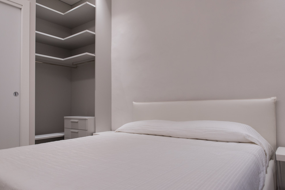Стильный дизайн: маленькая хозяйская спальня в современном стиле с серыми стенами, полом из керамогранита и серым полом для на участке и в саду - последний тренд