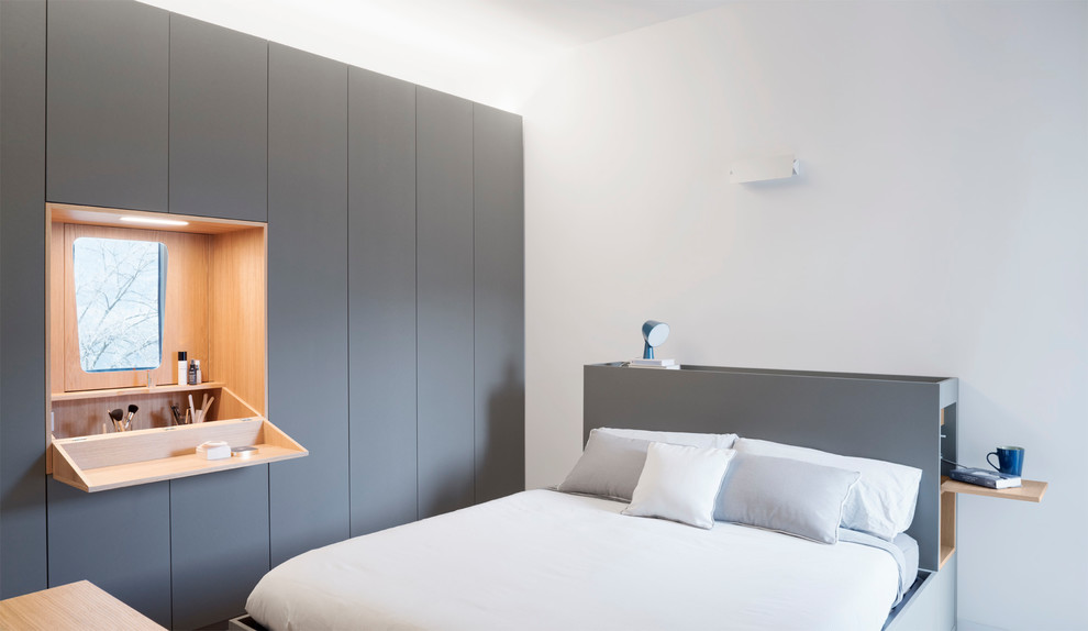 Mittelgroßes Modernes Hauptschlafzimmer mit weißer Wandfarbe, hellem Holzboden und grauem Boden in Sonstige
