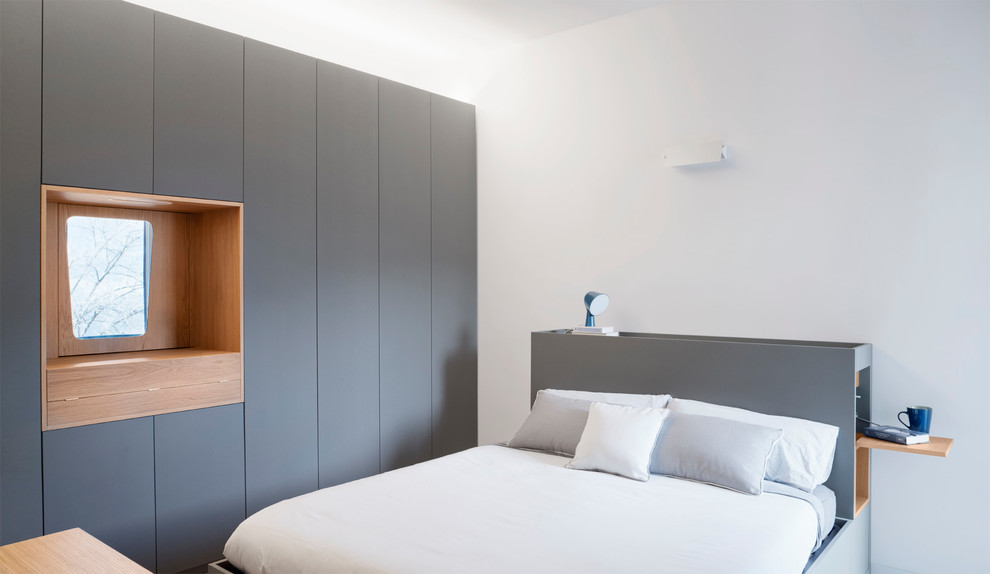 Mittelgroßes Modernes Hauptschlafzimmer mit weißer Wandfarbe, hellem Holzboden und grauem Boden in Sonstige
