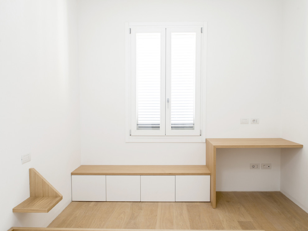 Aménagement d'une petite chambre parentale contemporaine avec un mur blanc et parquet clair.