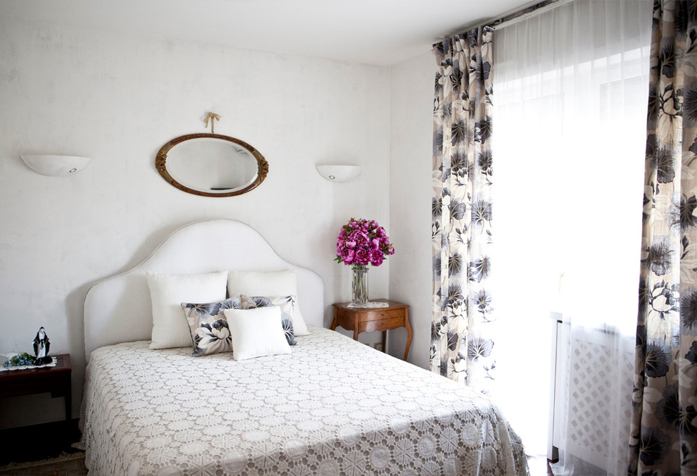 トゥーリンにあるトラディショナルスタイルのおしゃれな主寝室 (白い壁) のレイアウト