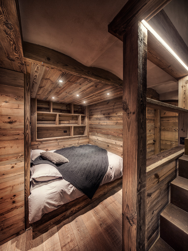Идея дизайна: хозяйская спальня среднего размера в стиле рустика с коричневыми стенами, темным паркетным полом и коричневым полом без камина