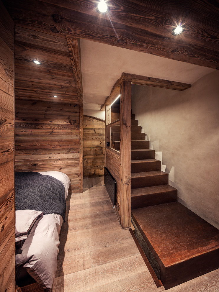 Mittelgroßes Uriges Hauptschlafzimmer ohne Kamin mit brauner Wandfarbe, dunklem Holzboden und braunem Boden in Turin