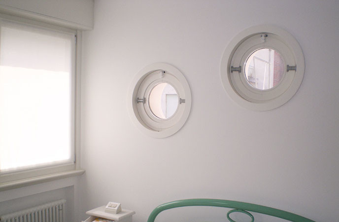Immagine di una piccola camera matrimoniale stile marinaro con pareti bianche