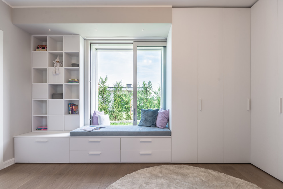 Aménagement d'une chambre contemporaine de taille moyenne avec un mur gris et parquet clair.