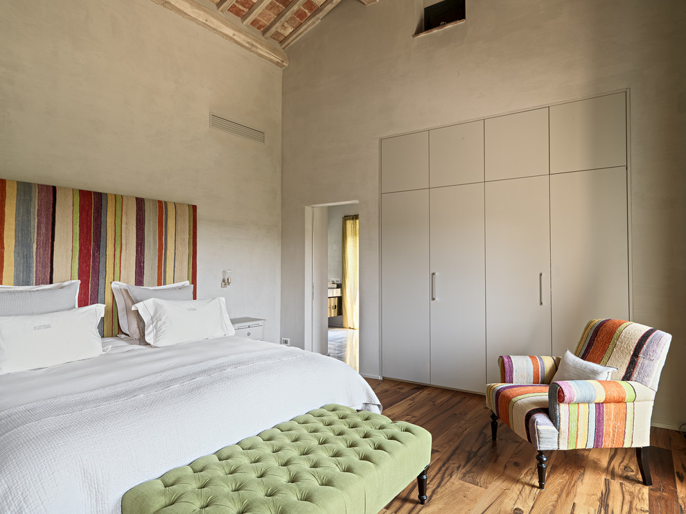 ミラノにあるコンテンポラリースタイルのおしゃれな寝室 (白い壁、無垢フローリング) のインテリア