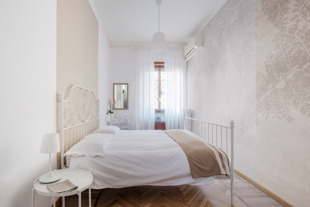 Пример оригинального дизайна: маленькая гостевая спальня (комната для гостей) в современном стиле с белыми стенами, светлым паркетным полом и бежевым полом для на участке и в саду
