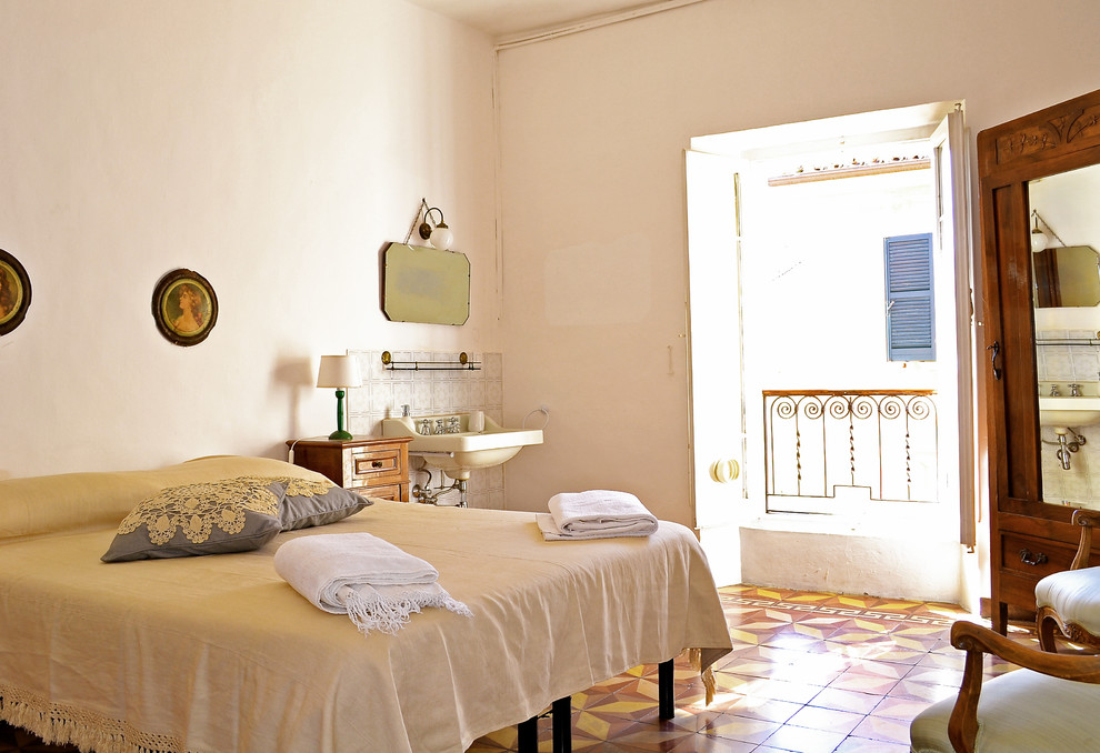 Idee per una camera degli ospiti mediterranea di medie dimensioni con pareti bianche