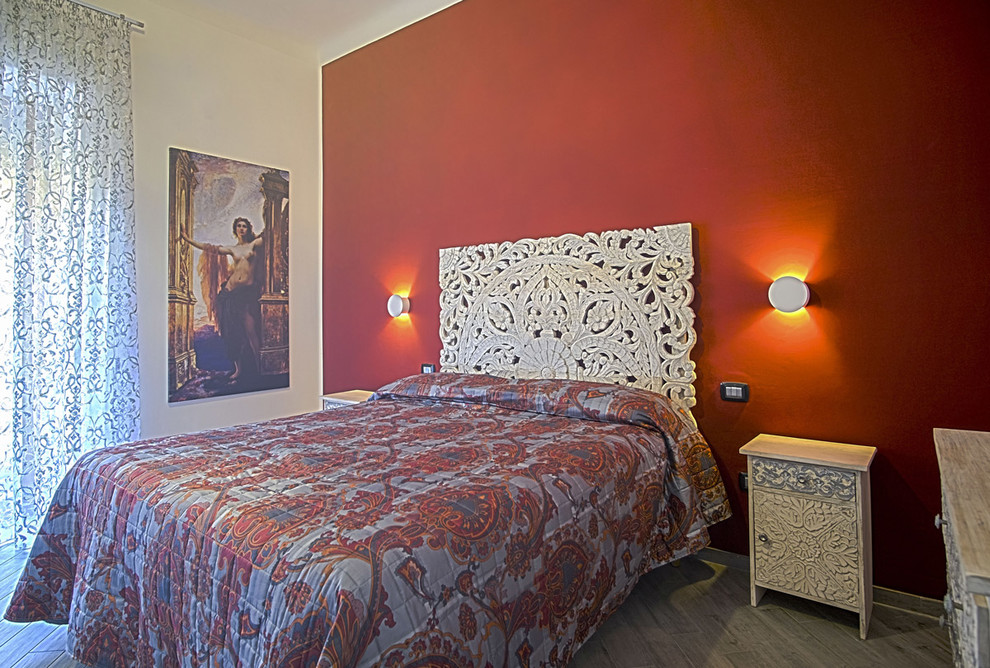 На фото: хозяйская спальня в восточном стиле с красными стенами, полом из керамогранита и серым полом