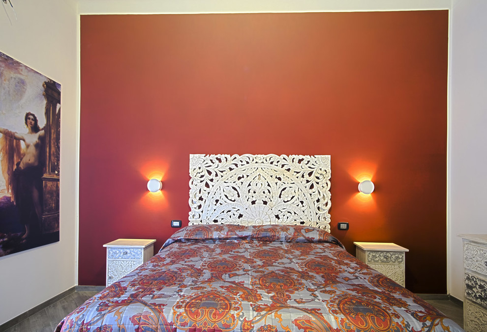Diseño de dormitorio principal asiático con paredes rojas, suelo de baldosas de porcelana y suelo gris