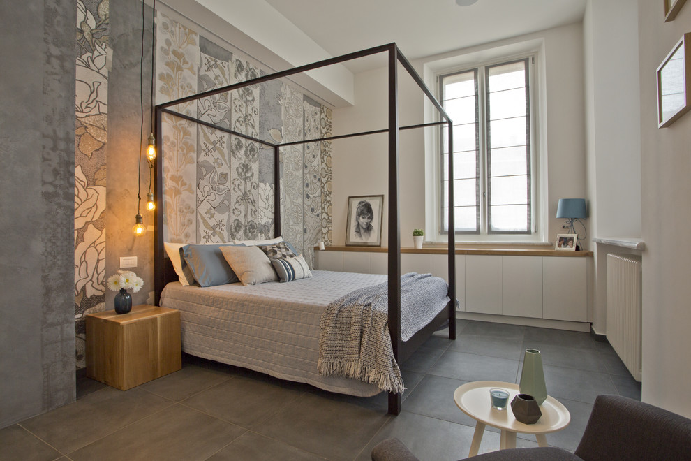 Idee per una camera da letto contemporanea di medie dimensioni con pavimento con piastrelle in ceramica, nessun camino, pareti multicolore e pavimento grigio