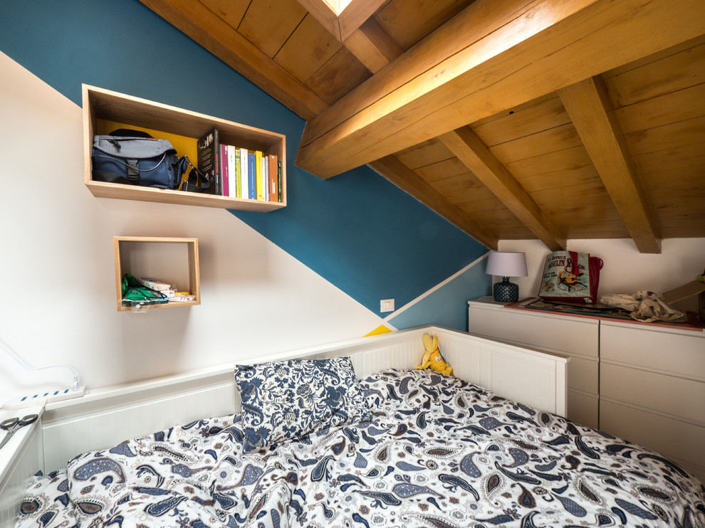 Foto de habitación de invitados ecléctica pequeña sin chimenea con paredes multicolor y suelo de baldosas de porcelana