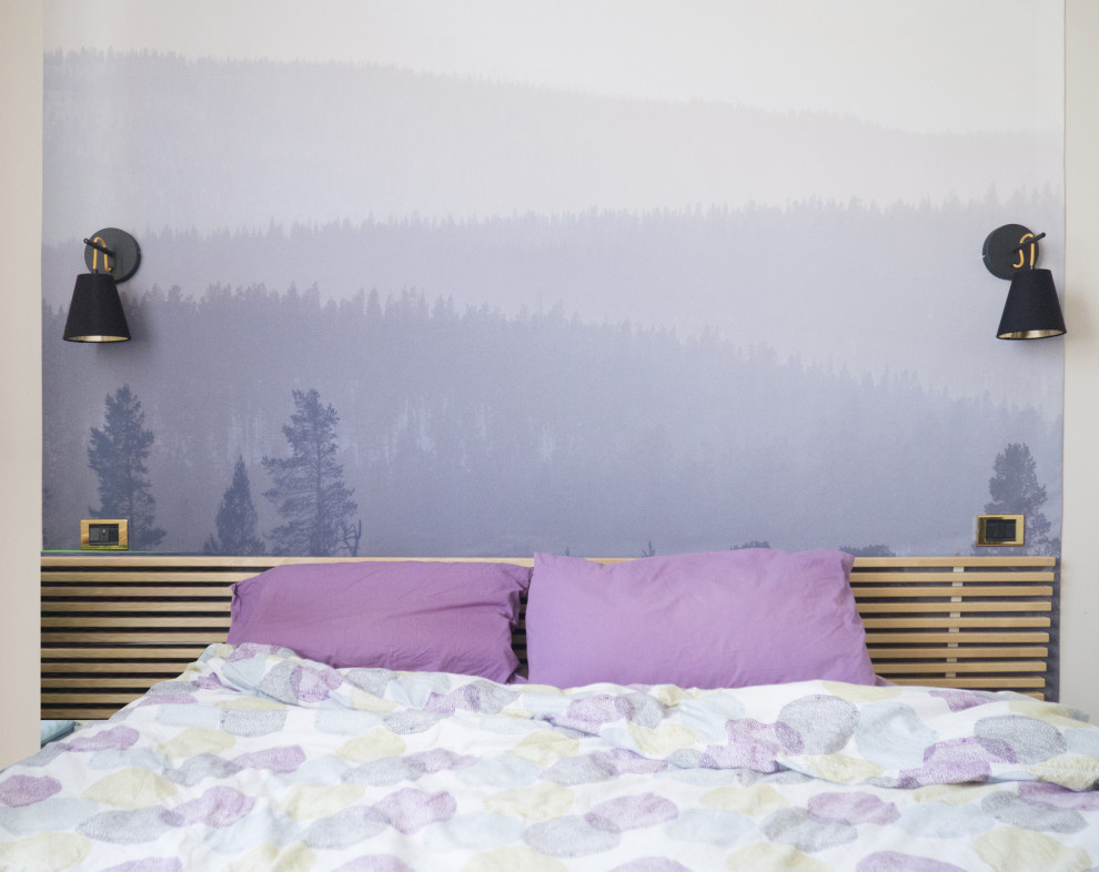 他の地域にある広いコンテンポラリースタイルのおしゃれな主寝室 (ピンクの壁、無垢フローリング)