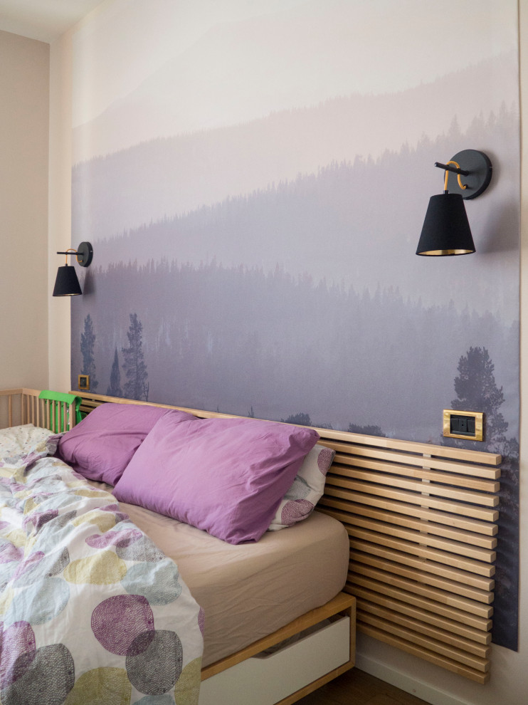 Imagen de dormitorio principal actual grande con paredes rosas y suelo de madera en tonos medios