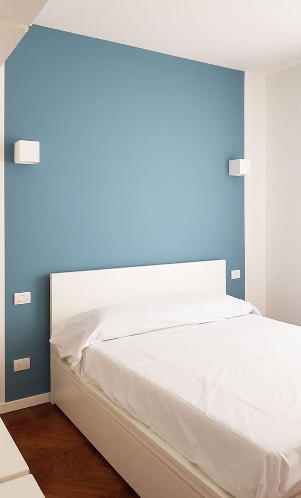 На фото: большая хозяйская спальня в современном стиле с синими стенами, полом из керамогранита и коричневым полом без камина