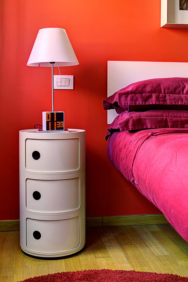 Immagine di una camera da letto con pareti rosse