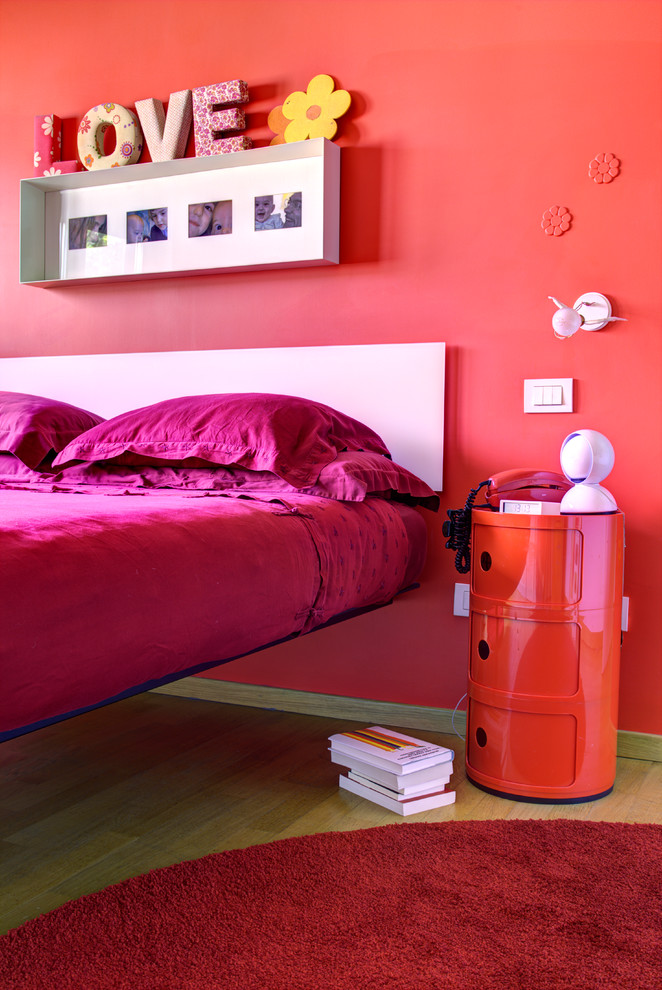 Ispirazione per una camera da letto con pareti rosse
