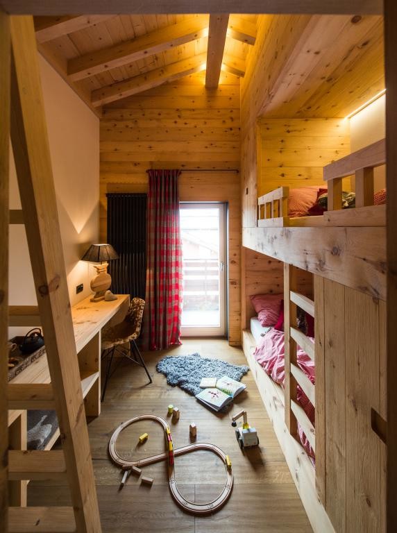 Foto di una camera degli ospiti rustica di medie dimensioni con pareti grigie, pavimento in legno massello medio e pavimento marrone