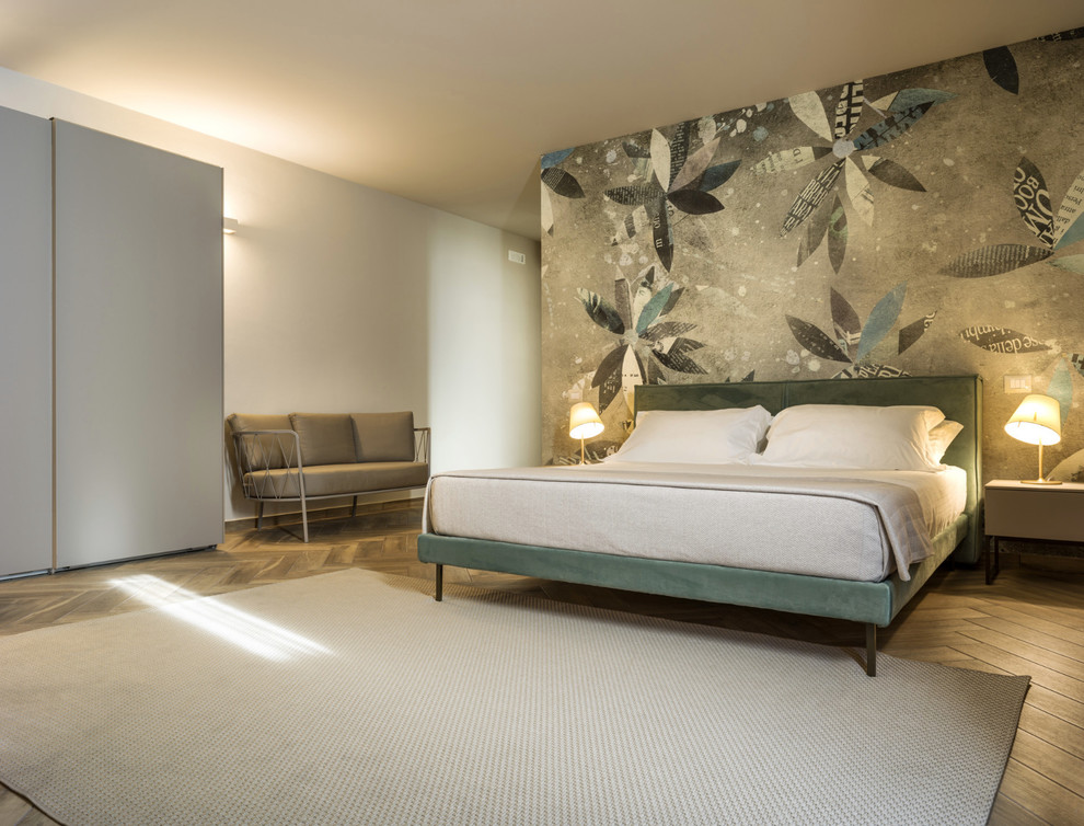 Geräumiges Modernes Hauptschlafzimmer ohne Kamin mit beiger Wandfarbe, Porzellan-Bodenfliesen und braunem Boden in Sonstige