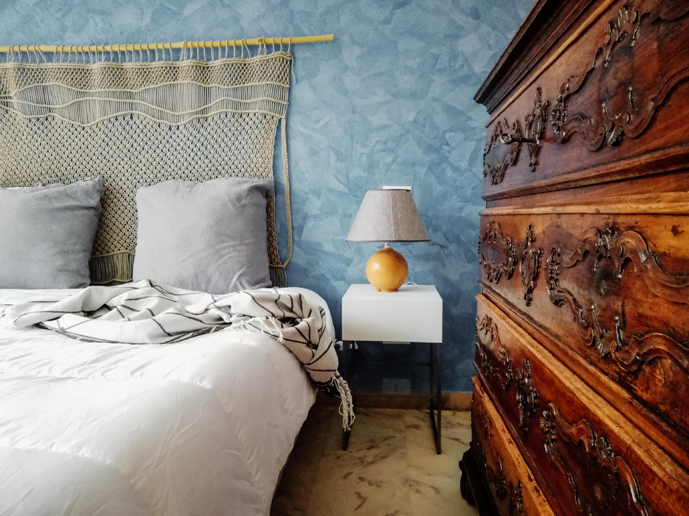 Идея дизайна: хозяйская спальня среднего размера в морском стиле с синими стенами, мраморным полом и розовым полом