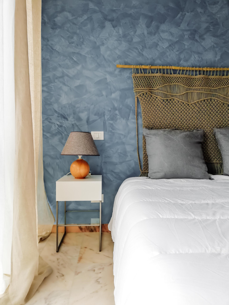 他の地域にある中くらいなビーチスタイルのおしゃれな主寝室 (青い壁、大理石の床、ピンクの床)