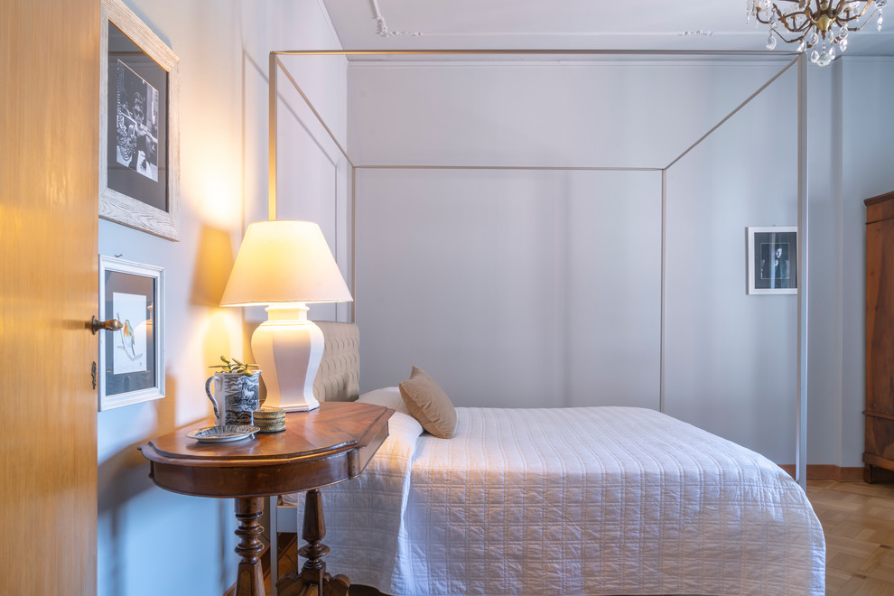 ヴェネツィアにある中くらいなトラディショナルスタイルのおしゃれな主寝室 (グレーの壁、淡色無垢フローリング、茶色い床) のインテリア