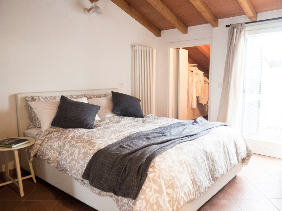 Свежая идея для дизайна: маленькая хозяйская спальня в скандинавском стиле с белыми стенами, полом из терракотовой плитки и красным полом для на участке и в саду - отличное фото интерьера