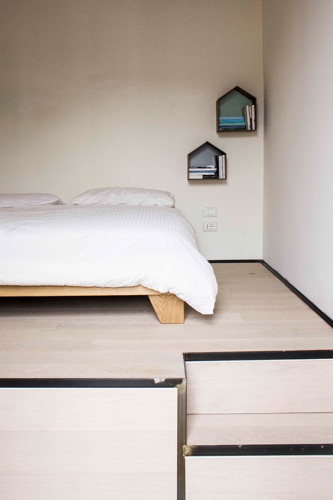Idee per una piccola camera matrimoniale boho chic con pareti bianche e pavimento in legno massello medio