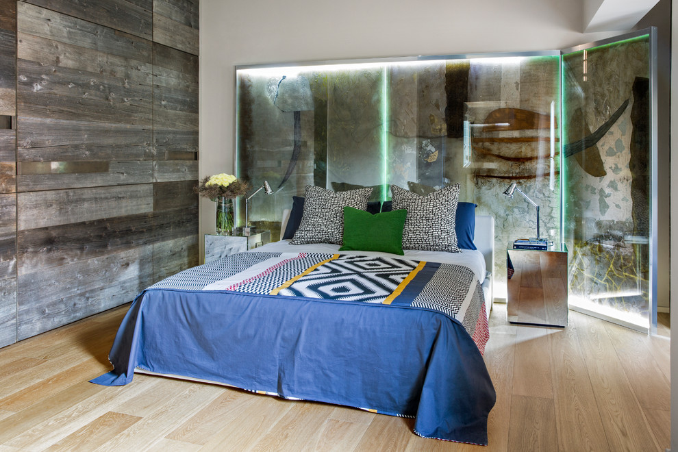 Ispirazione per una camera da letto minimal con pareti grigie, parquet chiaro e pavimento beige