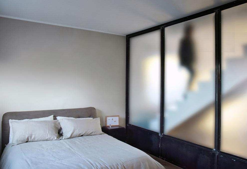 Mittelgroßes Industrial Hauptschlafzimmer mit weißer Wandfarbe in Sonstige