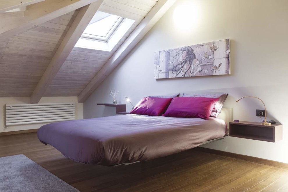 Идея дизайна: хозяйская спальня в современном стиле с белыми стенами и паркетным полом среднего тона