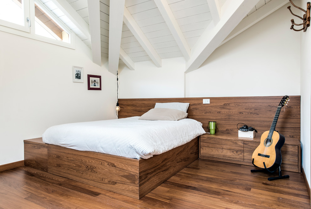 Immagine di una camera da letto design di medie dimensioni con pareti bianche, pavimento marrone, parquet scuro e nessun camino