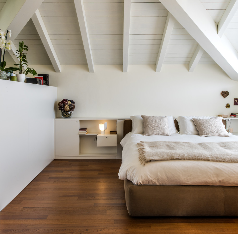 Foto di un'ampia camera matrimoniale moderna con pareti bianche, pavimento in legno massello medio e pavimento marrone