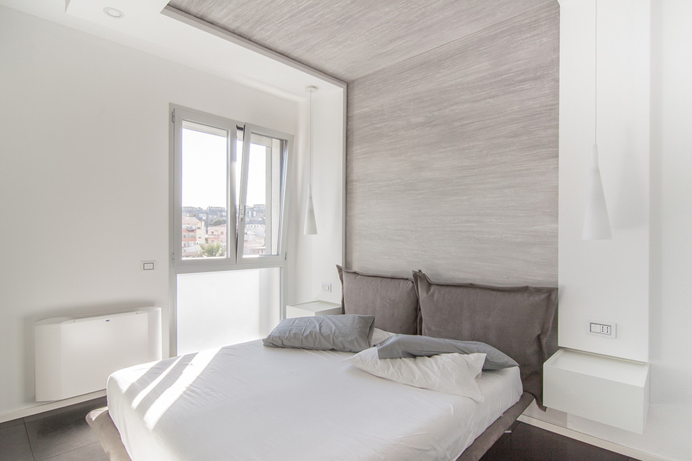 Modelo de dormitorio principal actual de tamaño medio con paredes blancas
